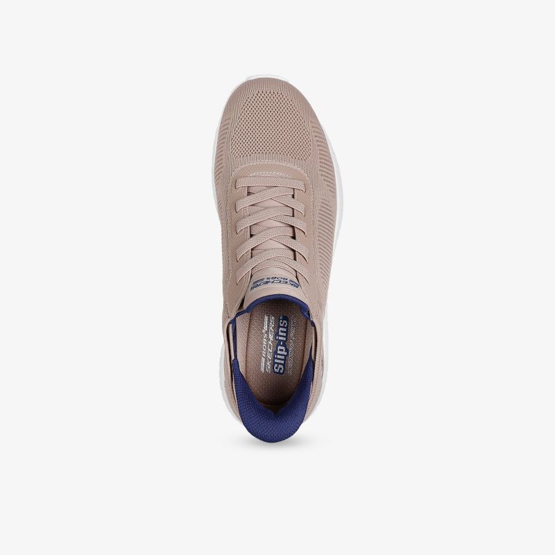 Leichter Sneaker in hellbraun mit atmungsaktivem Material und flexibler Sohle in klarer Draufsicht
