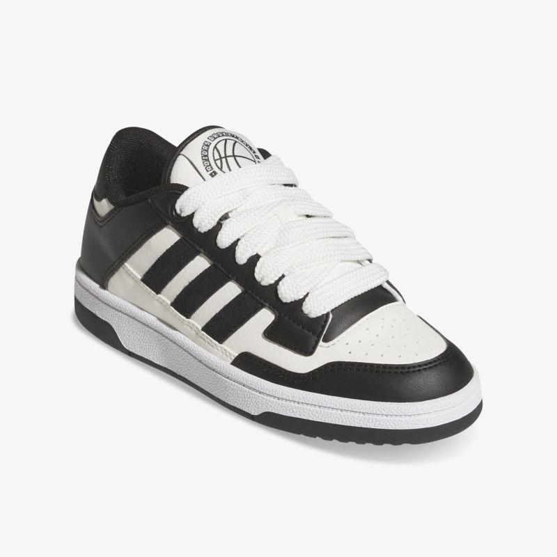 Moderner schwarz-weißer Sportschuh mit atmungsaktivem Material und rutschfester Sohle in schräger Vorderansicht