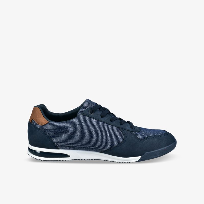 Moderner Sneaker in seitlicher Ansicht mit atmungsaktivem Material und bequemer, flexibler Sohle