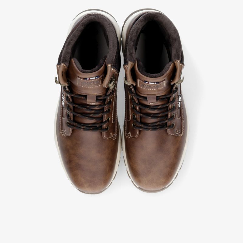 Robuste braune Lederschuhe als Paar von oben mit hochwertigen eleganten und bequemen Details