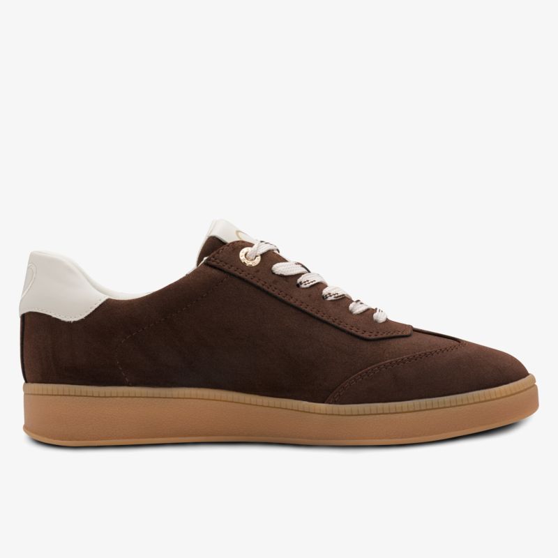 Seitliche Ansicht brauner Sneaker mit flacher Sohle und bequemen Schnürsenkeln