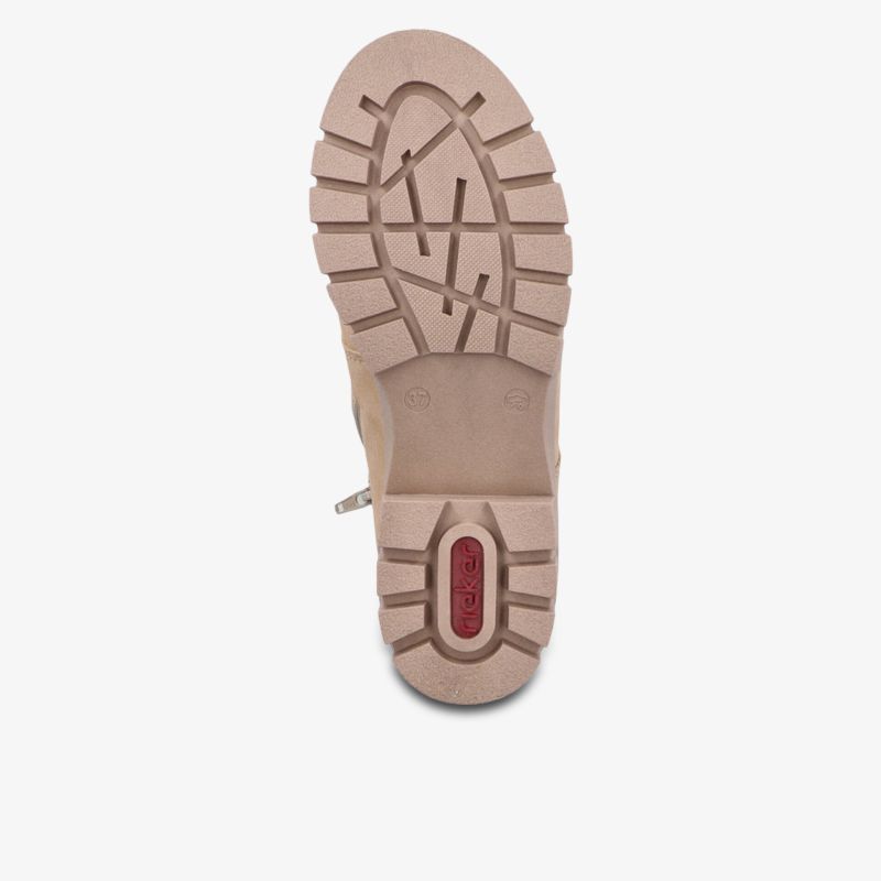 Robuste Schuhsohle mit tiefem Profil für optimalen Halt und hohe Langlebigkeit