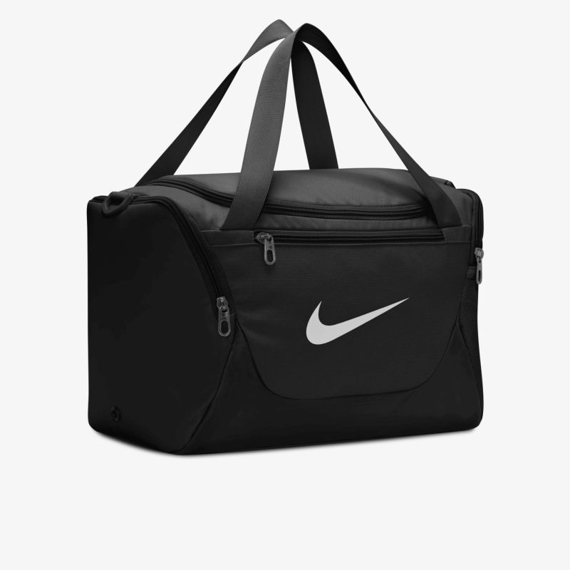 Geräumige und robuste Nike Sporttasche mit Reißverschluss und praktischem Tragegriff in klarer Frontansicht
