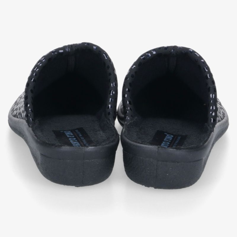 Schwarze Pantoffeln von hinten mit weichem Innenfutter und rutschfester Sohle, ideal für komfortables Tragen zuhause