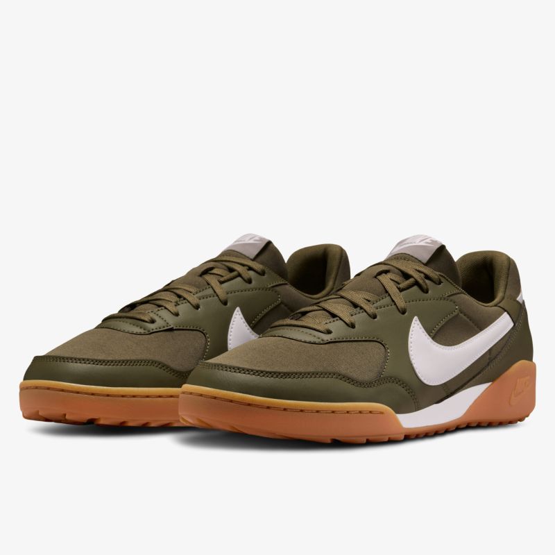 Sportlicher Schuh in Olivgrün mit weißem Nike-Logo und brauner profilierter Sohle, vielseitig und robust