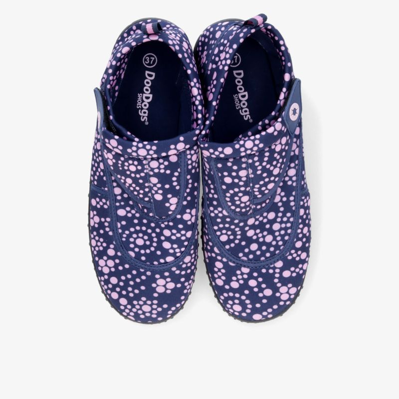 Bequeme leichte Schuhe mit modischem blau-pinkem Blumenmuster und weichem, rutschfestem Material