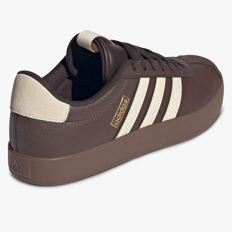 Brauner Sneaker mit weißen Streifen und robuster Gummi-Sohle, sportlich und komfortabel für Alltag und Freizeit