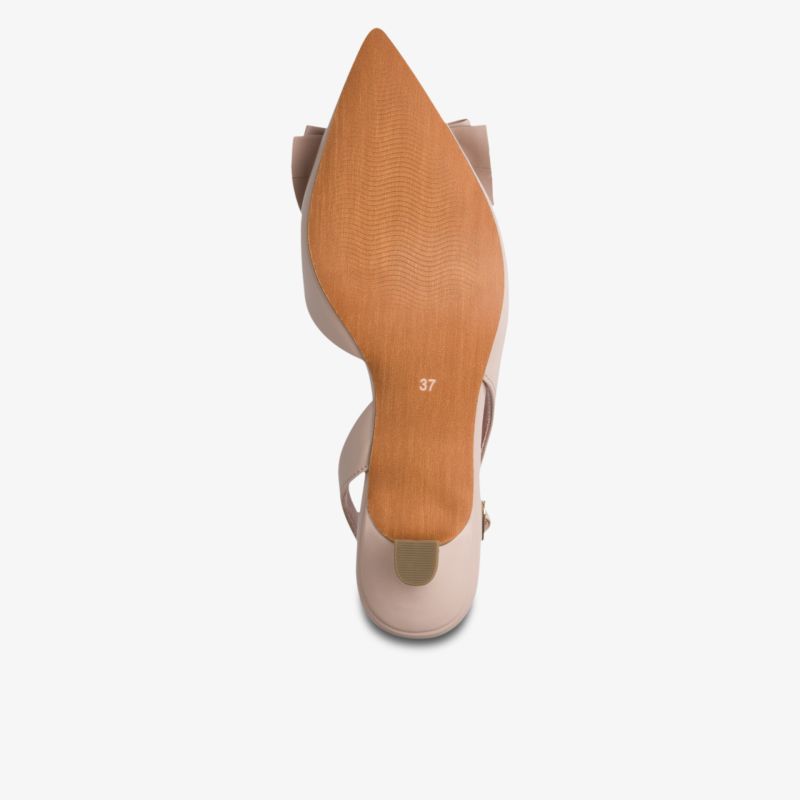 Eleganter Schuh mit spitz zulaufender Form und grober Profilsohle in hautfarbener Farbe