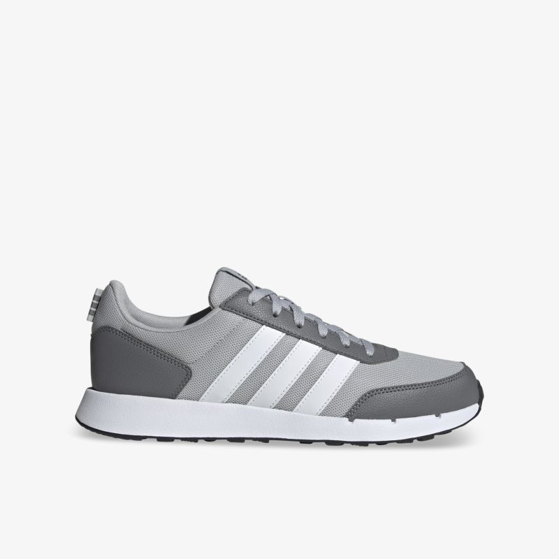 Moderner grauer Sneaker seitliche Ansicht mit leichter, atmungsaktiver Konstruktion und rutschfester Sohle