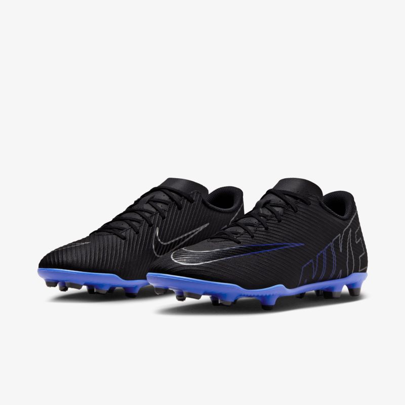 Leichte schwarze Fußballschuhe mit blauem Profil, stabiler Grip und bequemem, strapazierfähigem Material im Paar