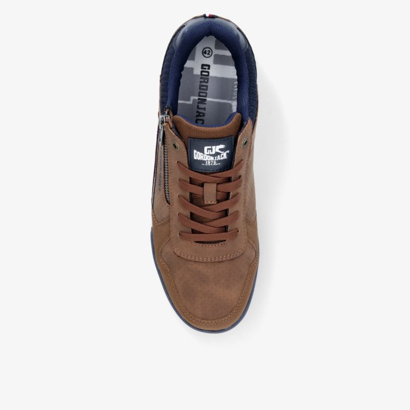 Moderner brauner Ledersneaker mit bequemem Design und stilvollen Details für den Alltag.