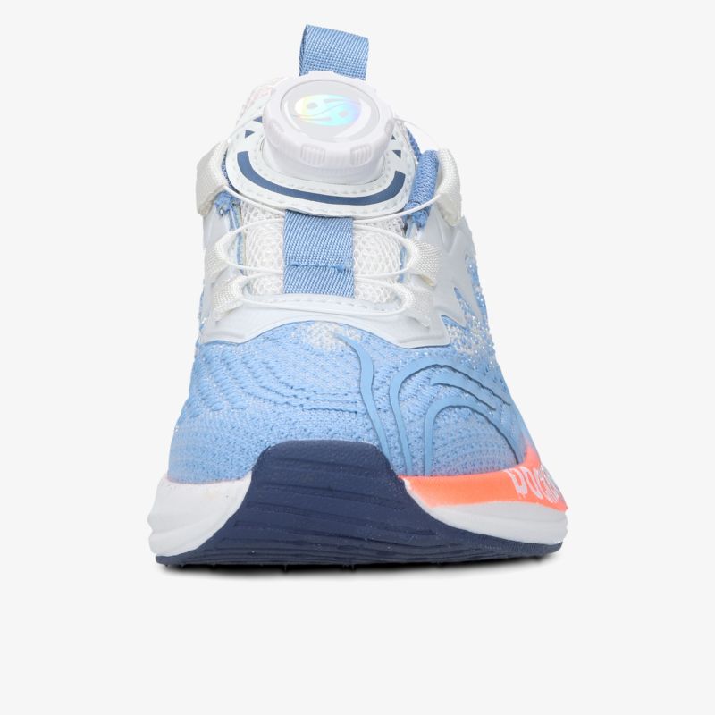 Moderne Sneaker mit atmungsaktivem Material und gepolsterter Sohle für hohen Tragekomfort, Frontansicht