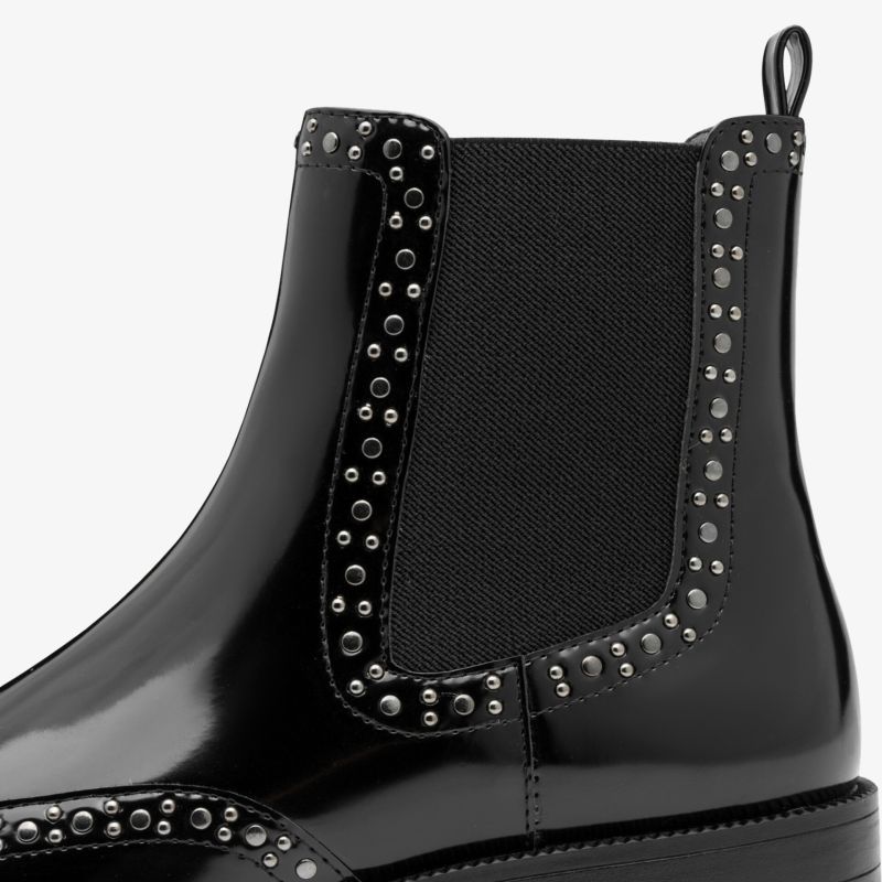 Eleganter glänzender Chelsea Boot mit modischen Nieten und elastischen Seitenteilen für komfortablen Sitz