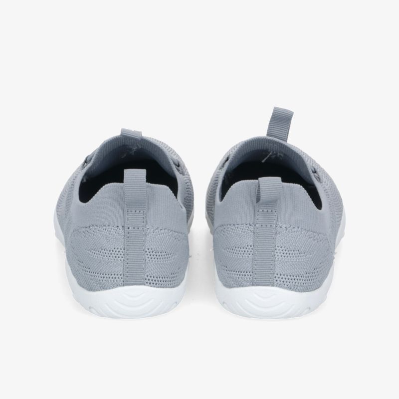 Leichte graue Sportschuhe mit gepolstertem Einstieg und rutschfester, flexibler Sohle, Rückansicht