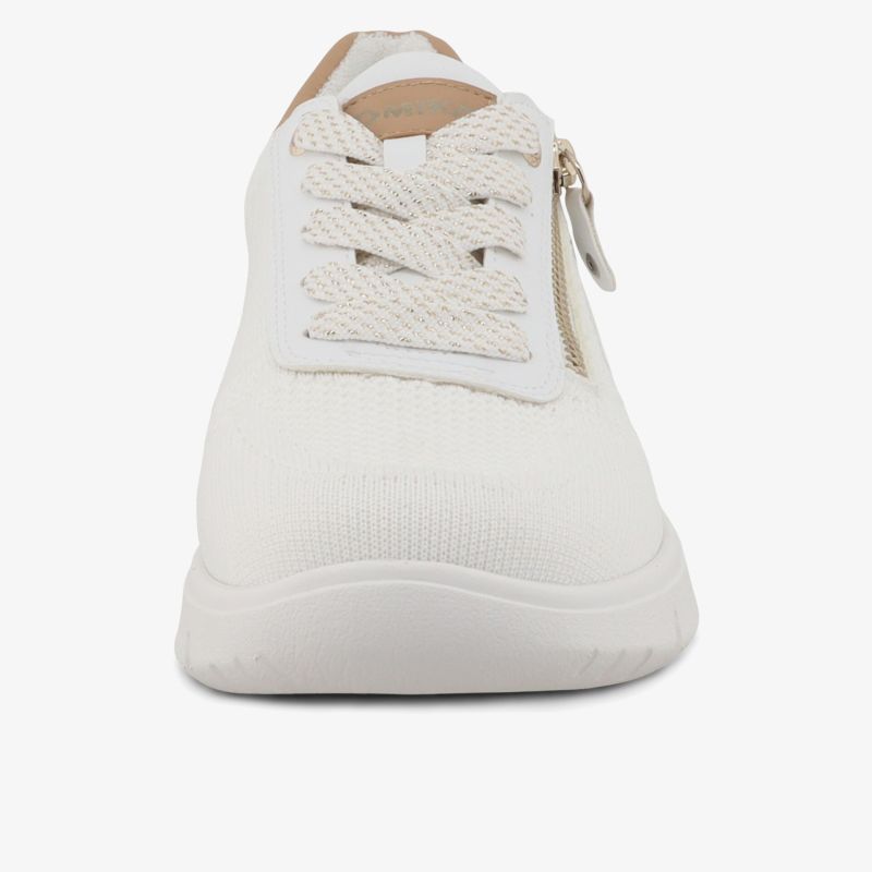 Weißer Sneaker mit rundem Zehenbereich und flexiblem Design für komfortables Tragegefühl