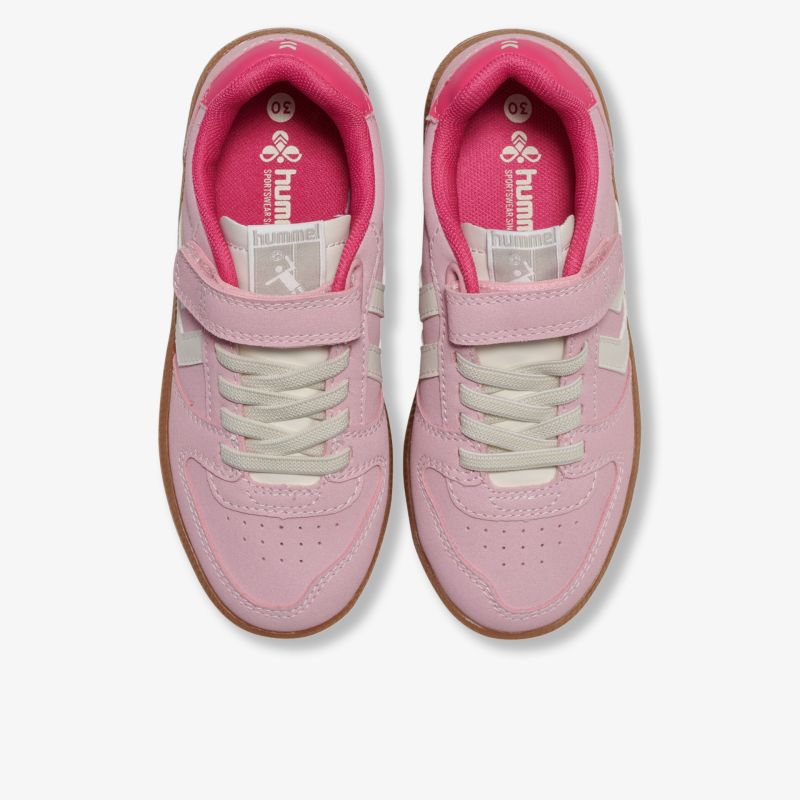 Rosa Sneaker mit weißer Schnürung und Klettverschluss, bequem und sportlich im oberen Blickwinkel