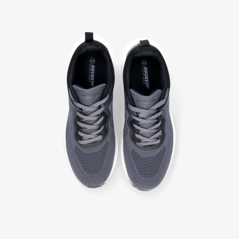 Graue sportliche Sneaker mit atmungsaktivem Material und flexibler, rutschfester Sohle, von oben betrachtet