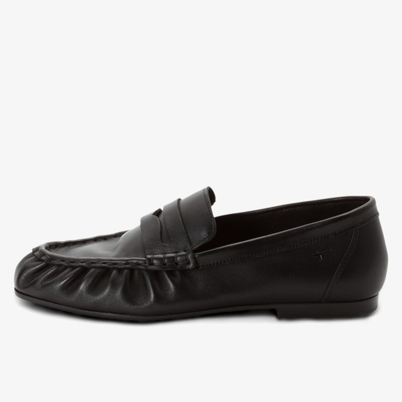 Seitliche Ansicht eines eleganten schwarzen Loafers aus glattem Leder mit feinen Nahtdetails und klassischem Stil