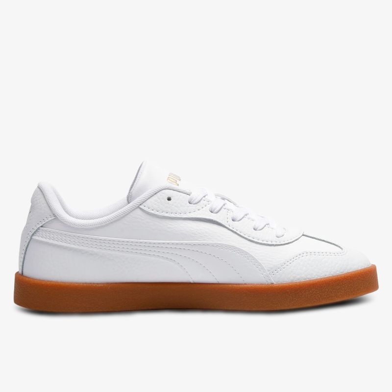 Weißer sportlicher Ledersneaker mit rutschfester brauner Sohle und komfortabler Passform seitlich dargestellt