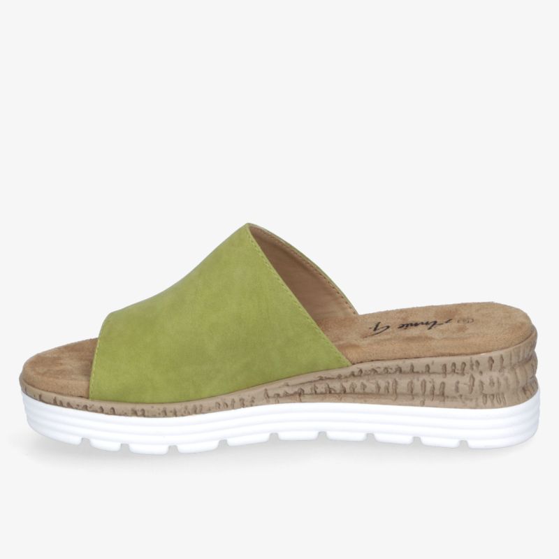 Grüne Sandale mit Keilabsatz und rutschfester Sohle, ideal für Sommer und Freizeit.