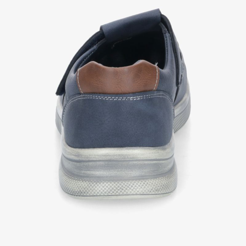 Blauer Sneaker mit Klettverschluss und bequemer Sohle für optimalen Tragekomfort von hinten