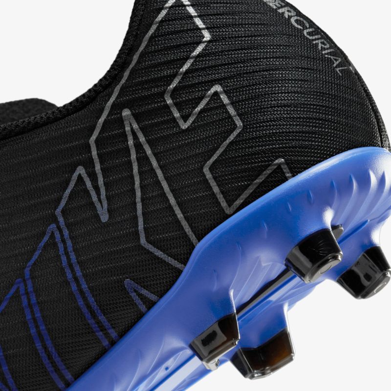 Detailansicht eines schwarzen Fußballschuhs mit blauer, stabiler und rutschfester Sohle, hochwertiges Material sichtbar