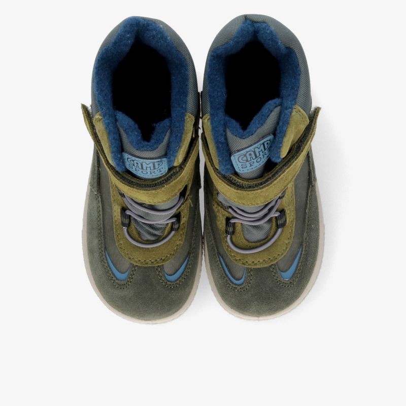 Top-Down Ansicht von robusten Outdoor-Schuhen mit dichter Schnürung und rutschfester Bodenstruktur als Paar