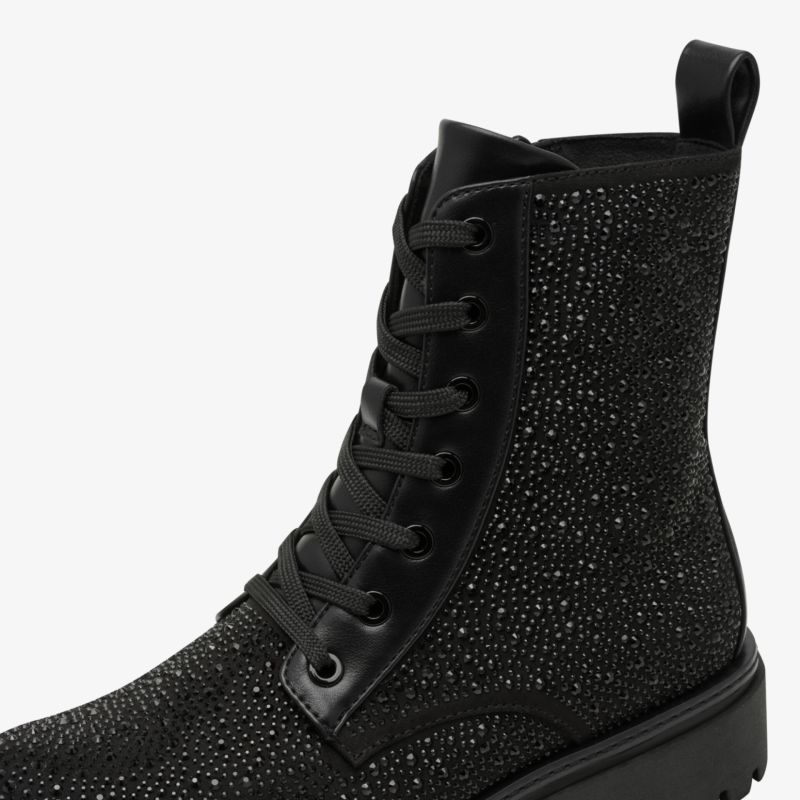 Schwarzer Schnürstiefel mit glitzernder Oberfläche und robuster Gummisohle, hoher Schaft für trendigen Look