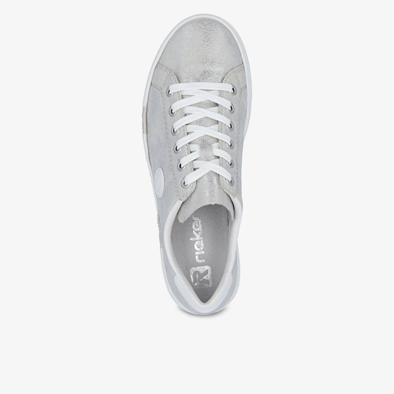 Graue Sneaker von oben, klassische Schnürung, komfortables Design, stilvoll und vielseitig