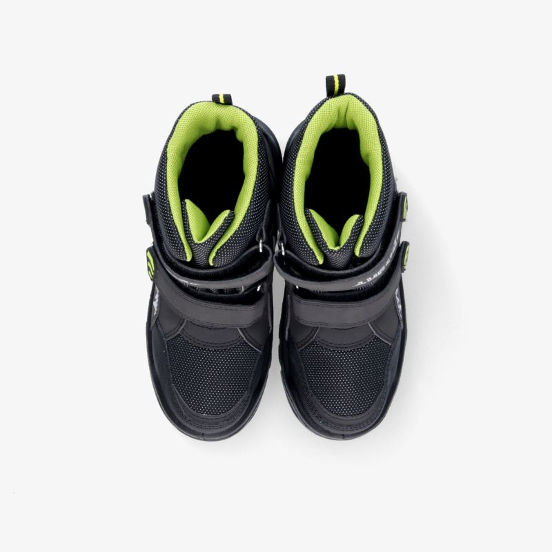 Sportliche Winterschuhe in Schwarz mit grünem Innenfutter, warme Isolierung und rutschfester Sohle