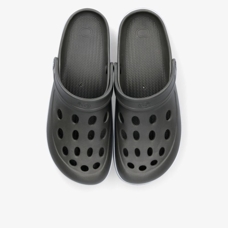 Schwarze Clogs mit atmungsaktivem Design, ideal für Komfort und vielseitige Anwendungen.