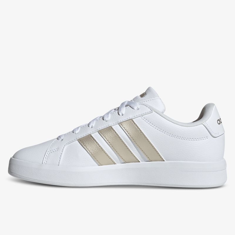 Seitliche Ansicht eines weißen Sneakers mit klassischen Streifen und bequemer Passform
