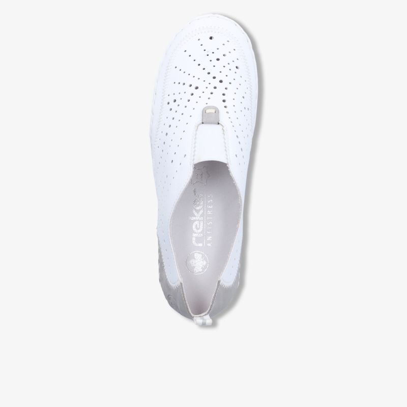 Leichter weißer Schuh mit atmungsaktivem, perforiertem Design für hohen Tragekomfort und Style