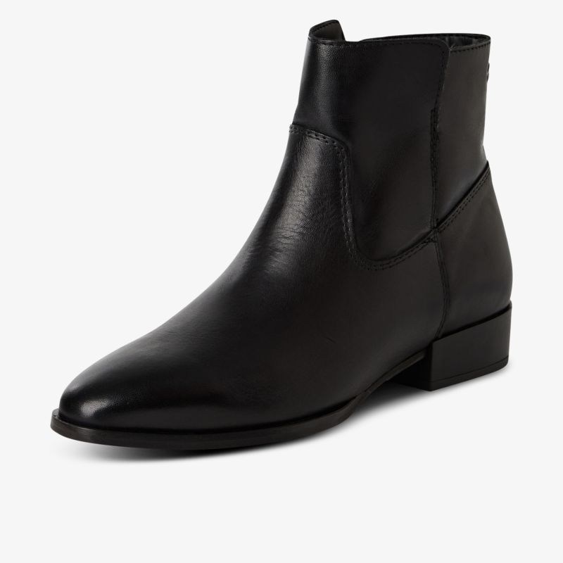 Eleganter Stiefel aus glattem Leder mit spitzer Form und flachem Absatz für stilvollen Alltagslook