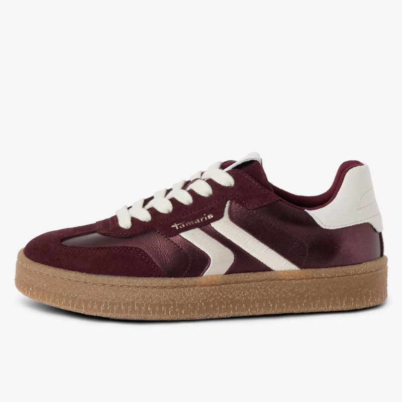 Seitenansicht Sneaker mit weißer Schnürung, brauner Gummisohle und kontrastierenden Details