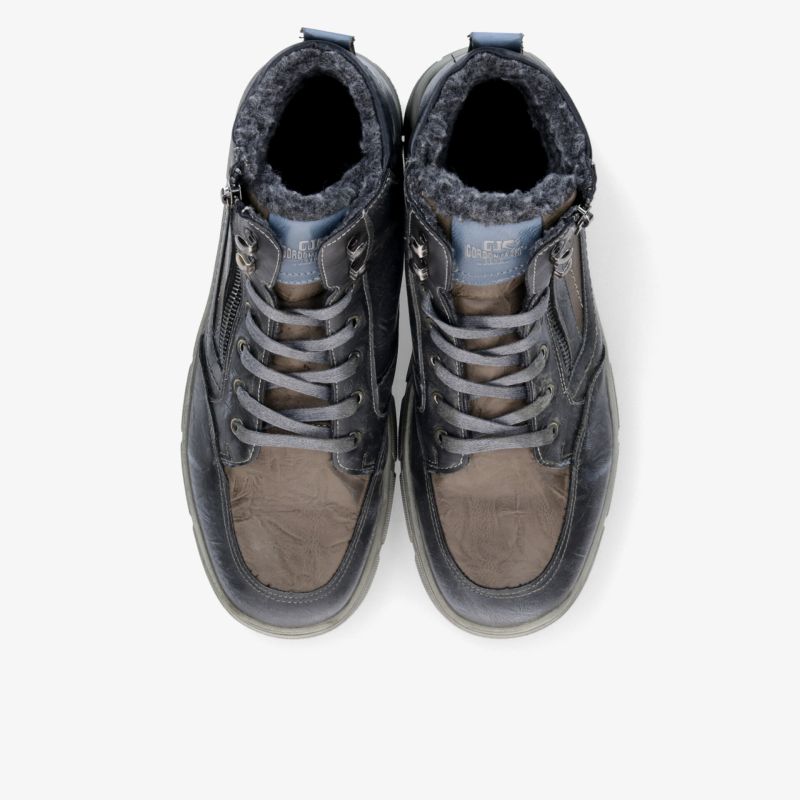 Robuste schwarze Stiefel mit bequemer Polsterung und rutschfester Sohle, hochwertige Verarbeitung und wetterfestem Material