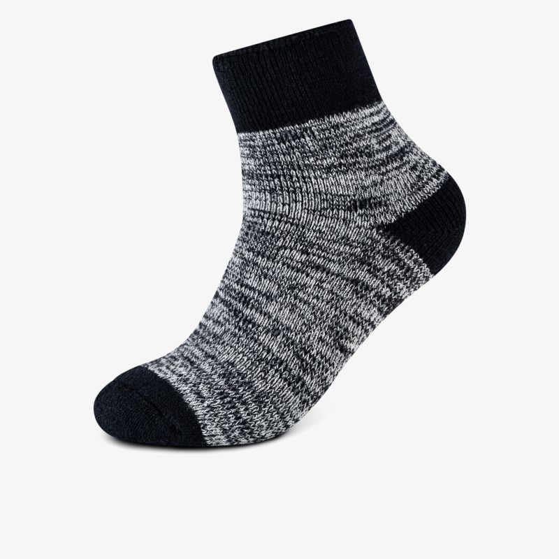 Bequeme graue und schwarze kurze Sportsocken mit elastischem Bund und weichem Material