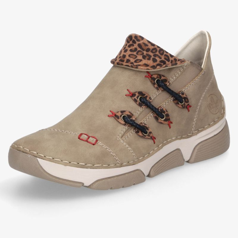 Bequemer Leder-Sneaker mit flexiblem Sohlenkomfort und modischem Leopardenmuster in seitlicher 3/4-Ansicht