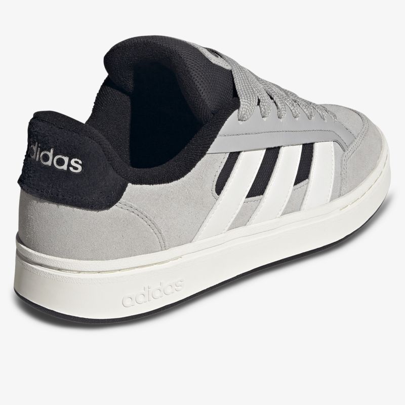 Adidas Sneaker mit weißer Sohle und schwarz-weißen Streifen, komfortabel und modisch