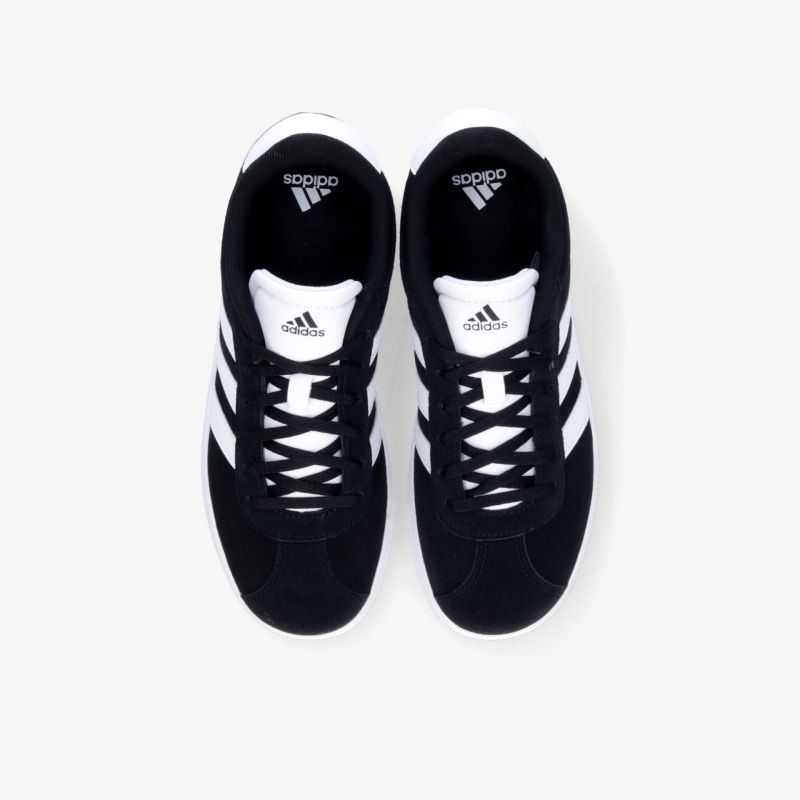 Schwarze und weiße Sportschuhe als Paar, bequem und robust, mit rutschfester Sohle, top Draufsicht