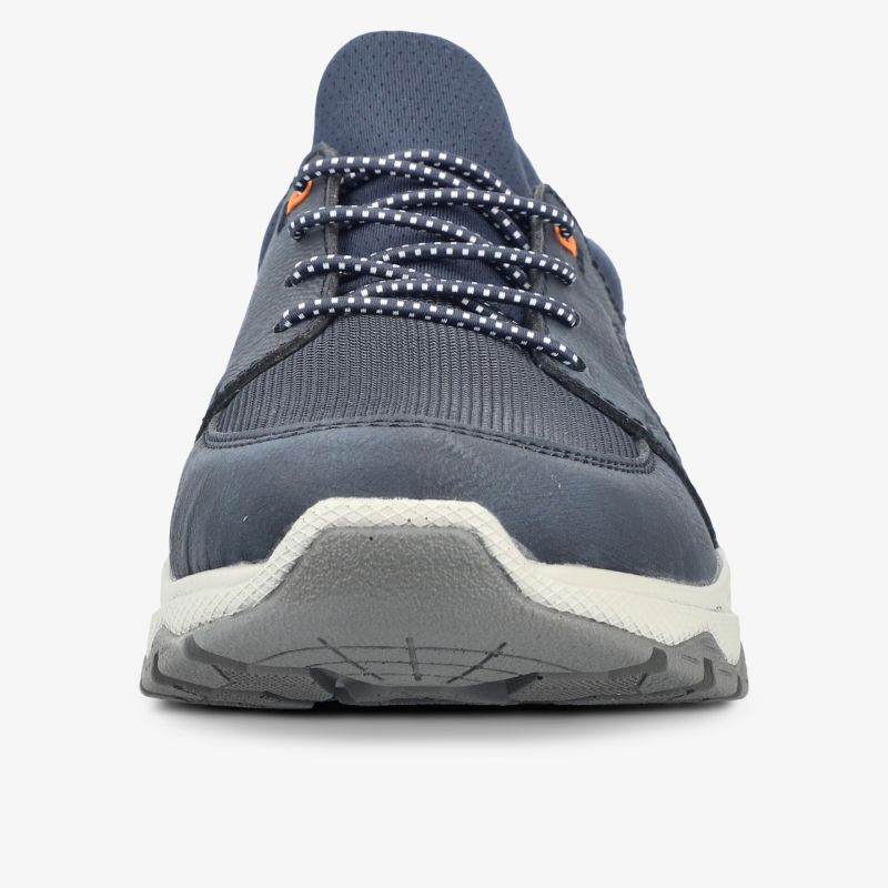 Sportlicher Schuh in Frontansicht mit atmungsaktivem Material und rutschfester Sohle