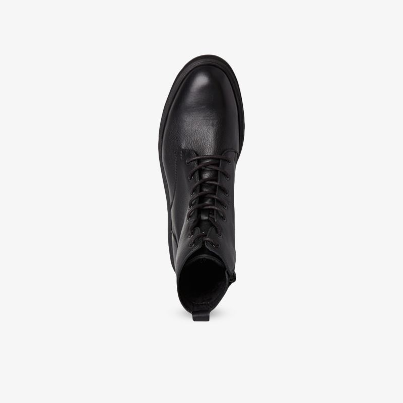 Schwarzer eleganter Schnürstiefel mit glattem Leder und hohem Schaft, klare Frontansicht