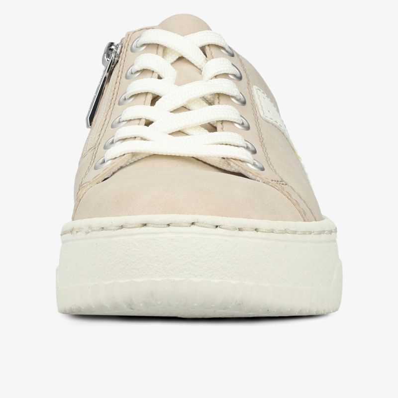 Cremefarbener Sneaker mit dicker Sohle und klassischer Schnürung frontal gezeigt