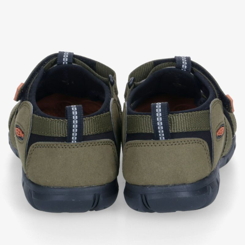 Robuste und bequeme Schuhe mit rutschfester Sohle und flexiblem Design, ideal für Outdoor-Aktivitäten