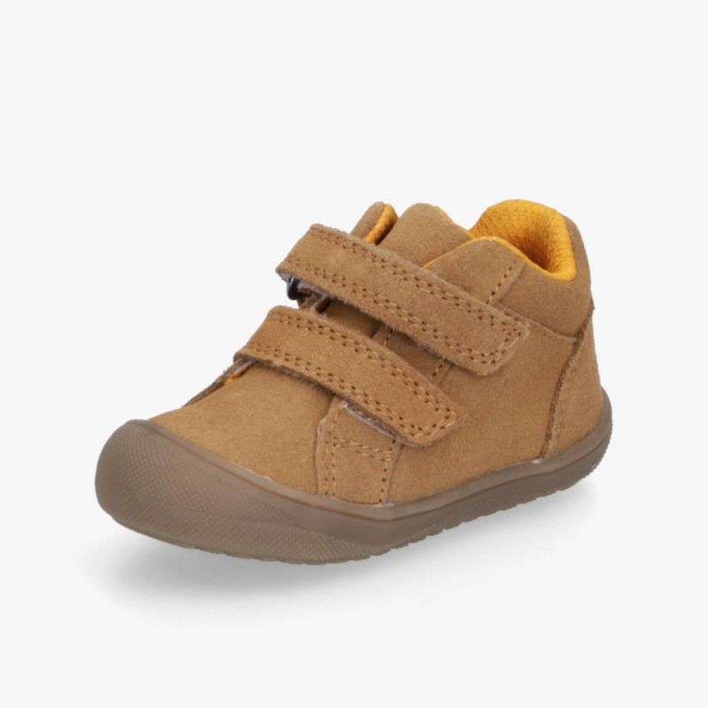 Brauner Kinderschuh mit zwei Klettverschlüssen, bequeme Passform und flexibler, rutschfester Sohle in Frontansicht