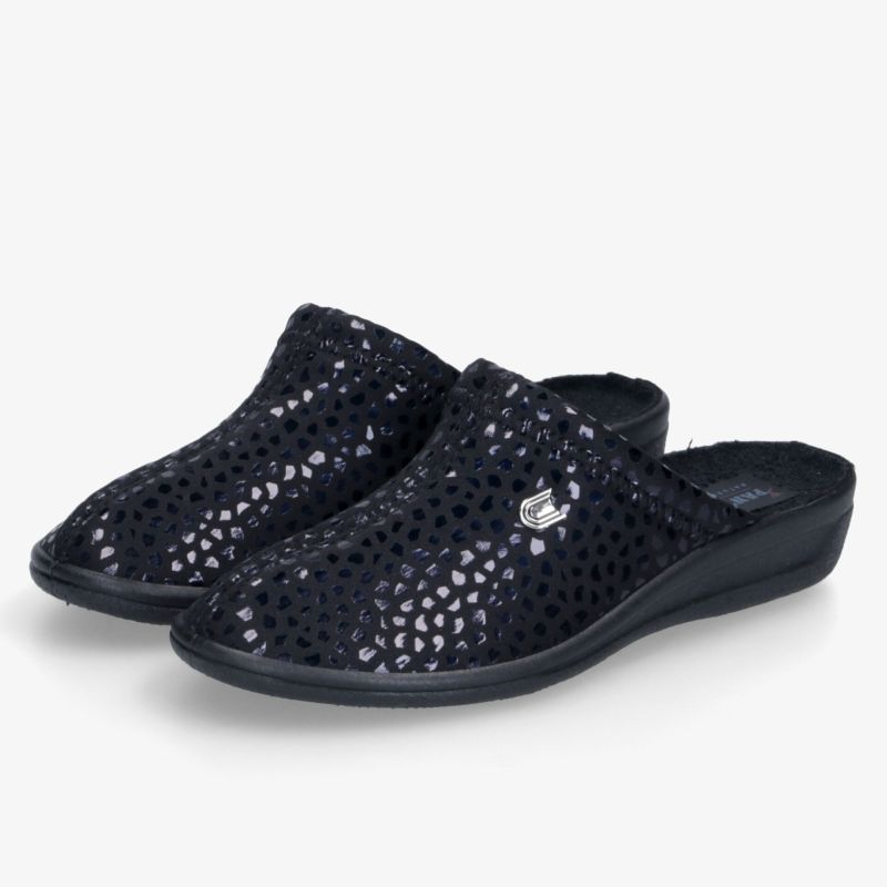 Bequeme, atmungsaktive Hausschuhe mit flexiblem Material und rutschfester Sohle, ideal für den Alltag