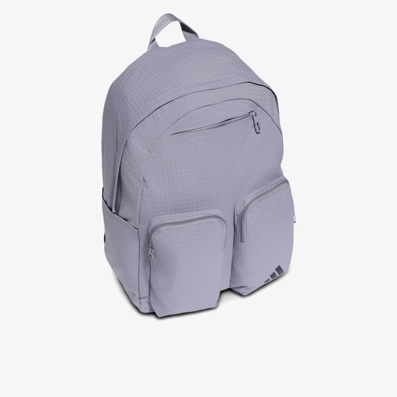 Moderner Rucksack mit großem Hauptfach und zwei frontalen Außentaschen aus robustem Material, Frontansicht