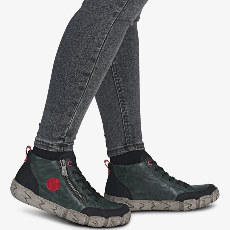 Seitliche Ansicht von bequemen, flexiblen und rutschfesten Sportschuhen im stylischen Design