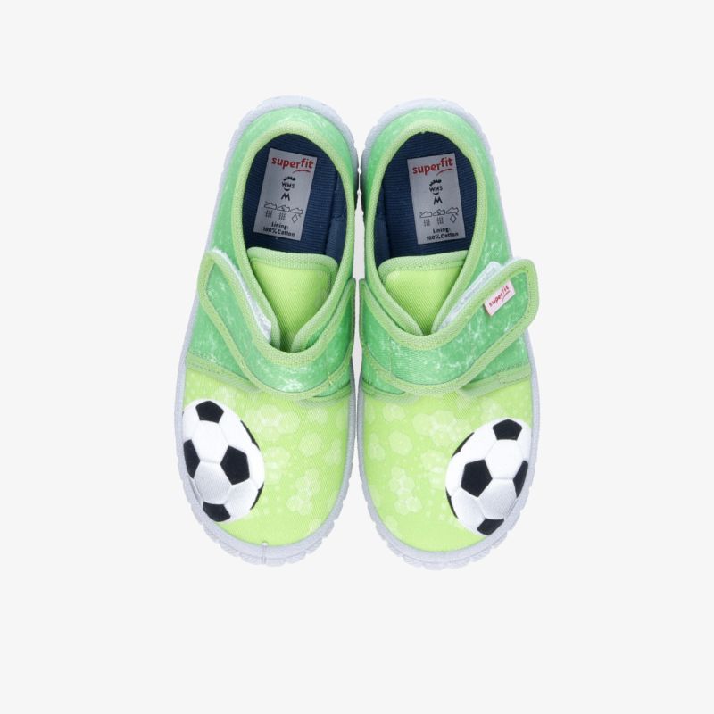 Grünes Kinderschuh-Paar mit Fußballmotiv, rutschfest und bequem, leichter Schuh mit praktischem Klettverschluss