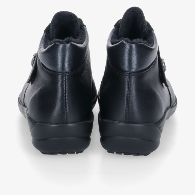 Rückansicht eines schwarz hochwertigen Sneakers mit weicher Polsterung und robuster, rutschfester Sohle